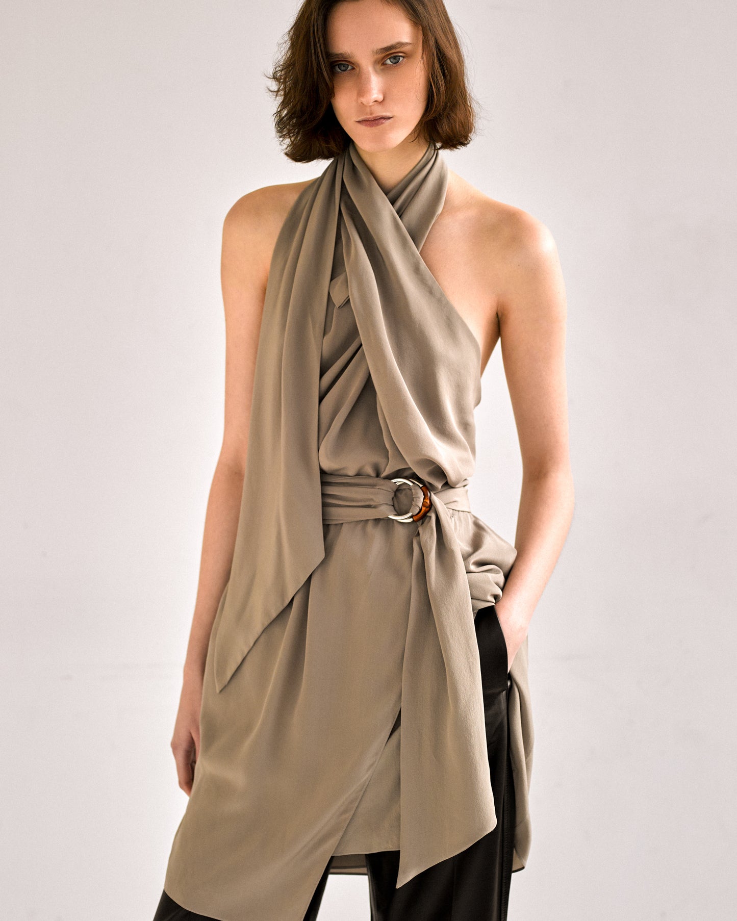 robe vintage gucci resort 2010 en soie grise 