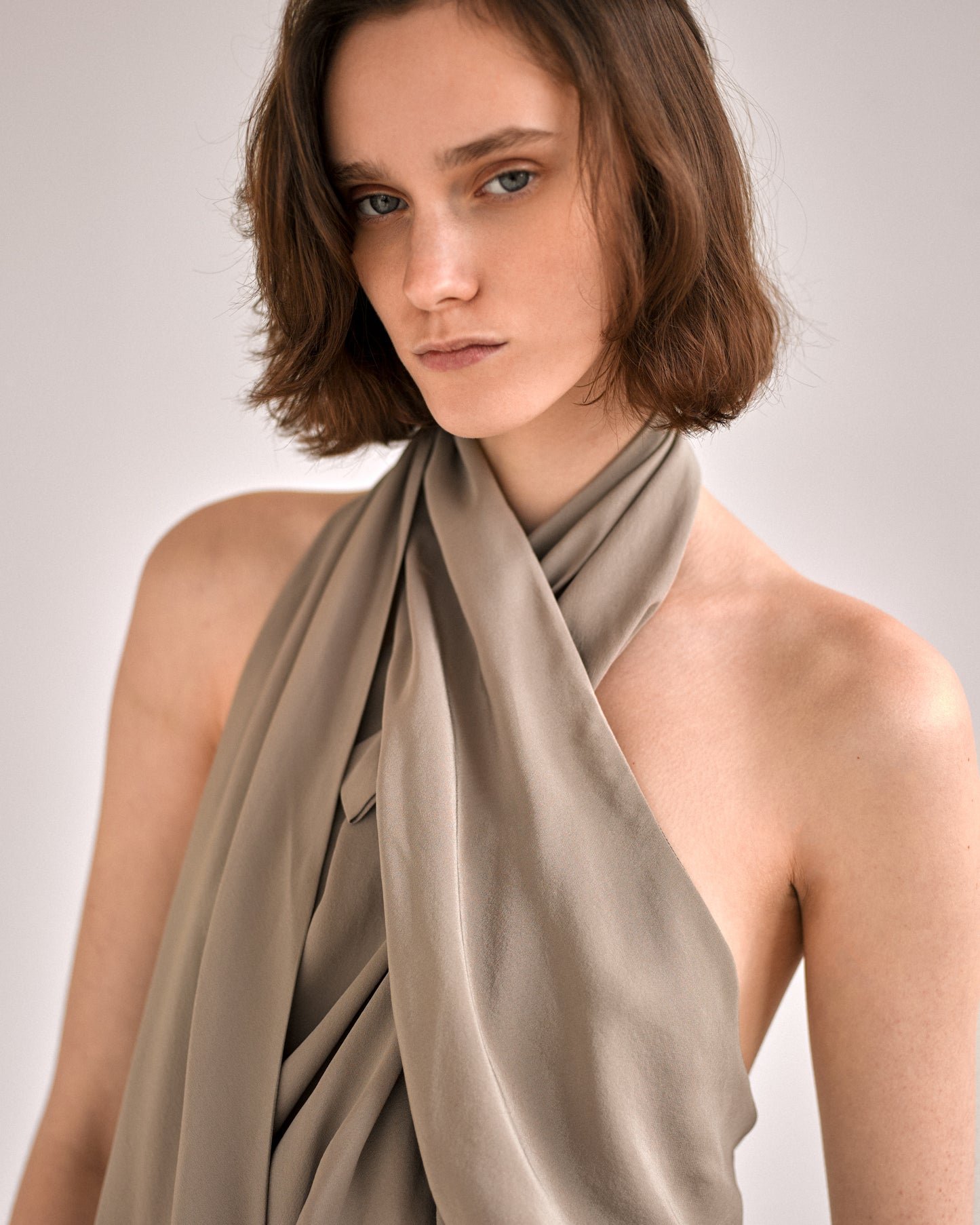 robe vintage gucci resort 2010 en soie grise 